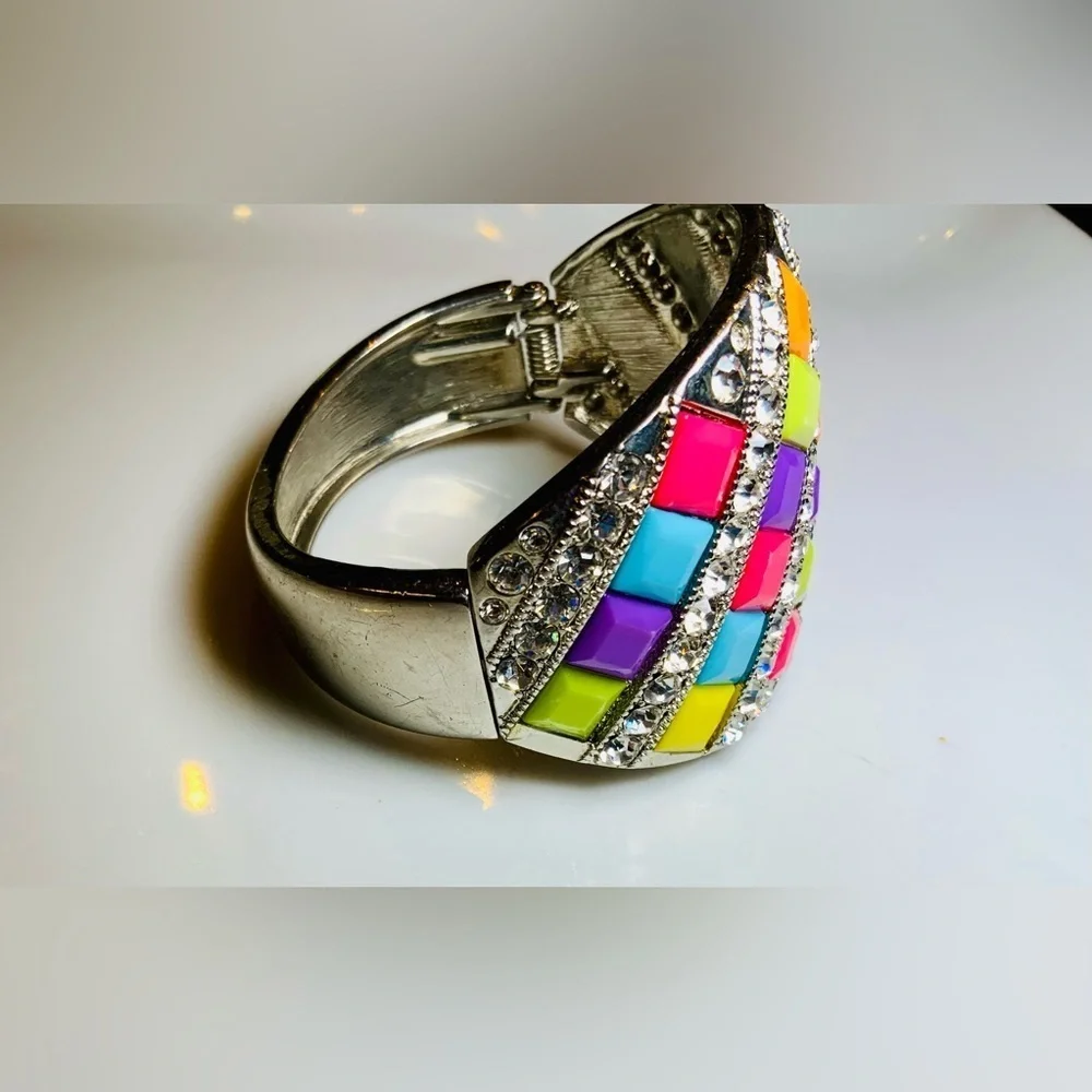 Vintage Bracelet Features a Bold, Colorful Design EUC